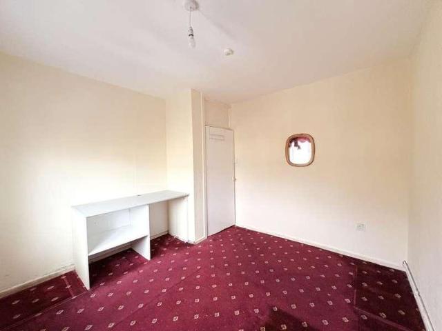 Flat for sale in London Borough of Ealing, Greenford