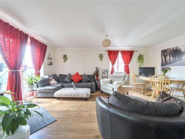 Flat for sale in Walton, Aylesbury