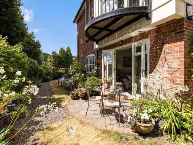 Flat for sale in Fole, Surrey