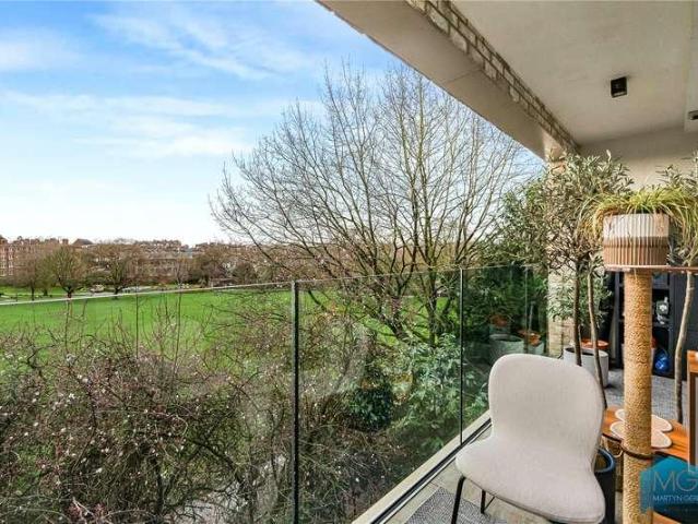 Flat for sale in Kilburn, Greater London