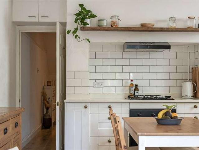 Flat for sale in Clapham, Greater London