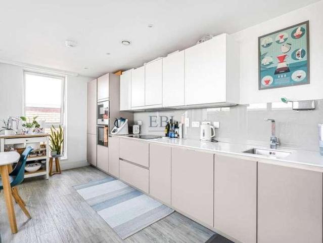 Flat for sale in Streatham Hill, Greater London