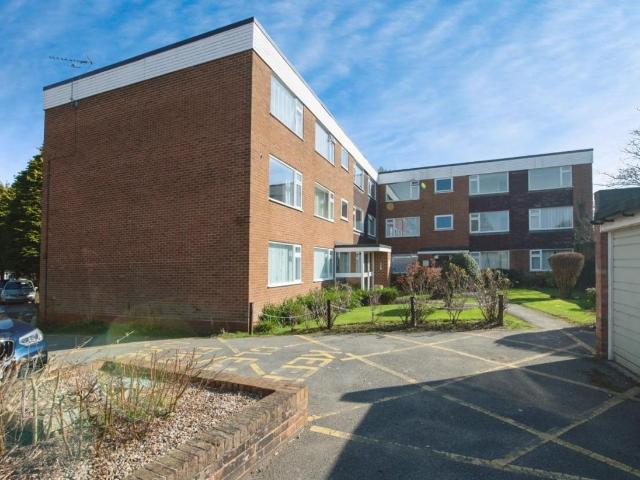 Flat for sale in Solihull, Blossomfield