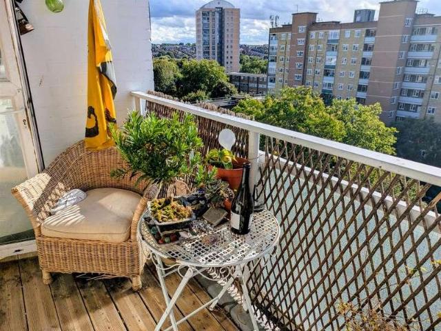 Flat for sale in Clapham Junction, Greater London