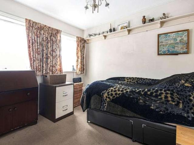 Flat for sale in Bush Hill Park, Greater London