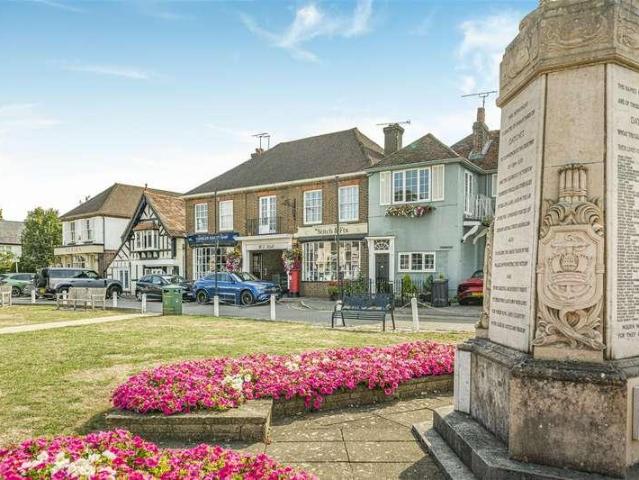 Flat for sale in Datchet, Windsor and Maidenhead