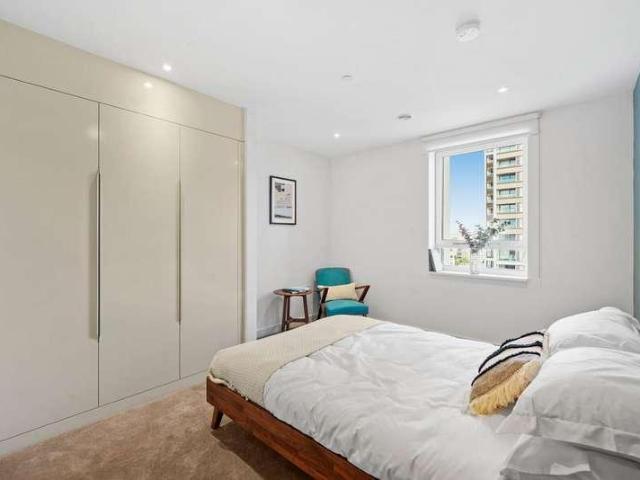 Flat for sale in Browning Estate, Greater London