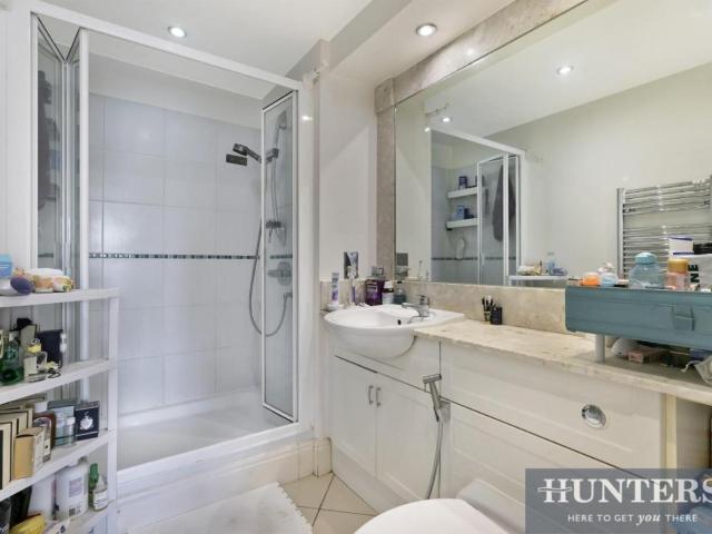 Flat for sale in London Borough of Hounslow, Greater London
