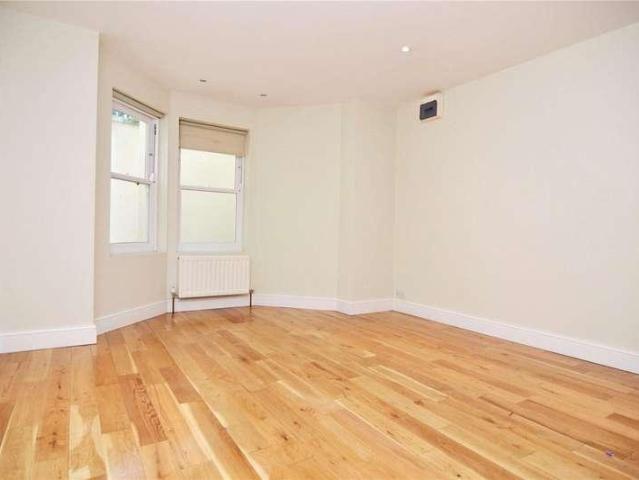 Flat for sale in Strawberry Hill, Greater London