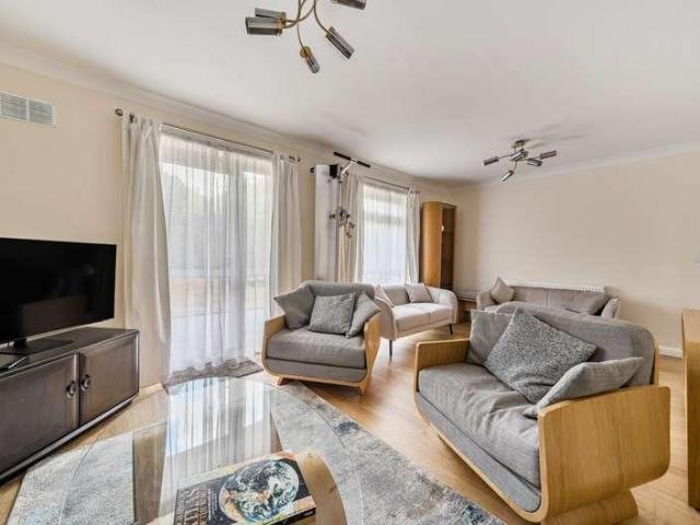 Flat for sale in Old Windsor