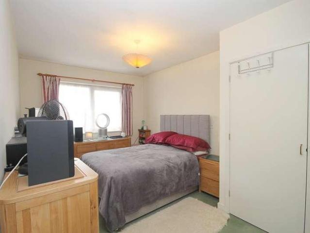 Flat for sale in London Borough of Ealing, Greenford
