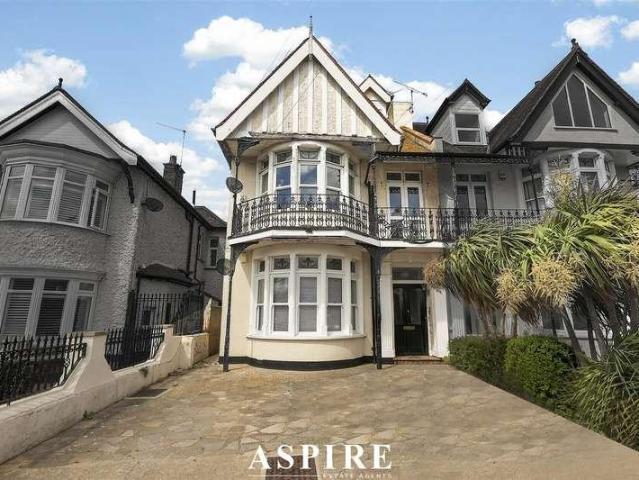 Flat for sale in Alton Barnes, Essex