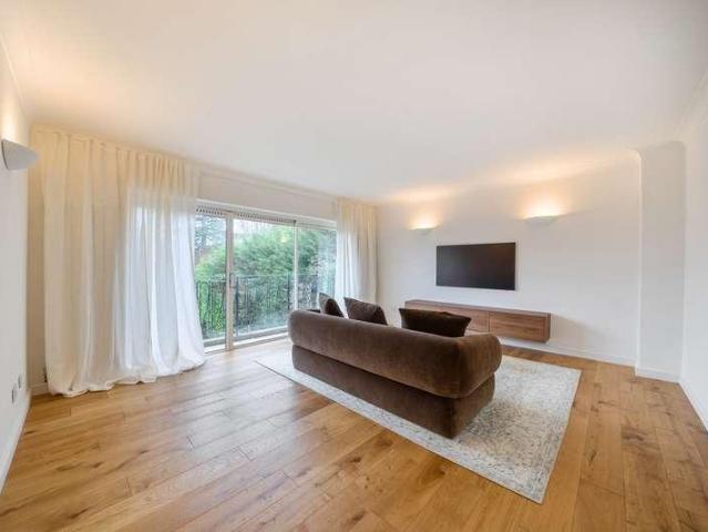 Flat for sale in Batchworth