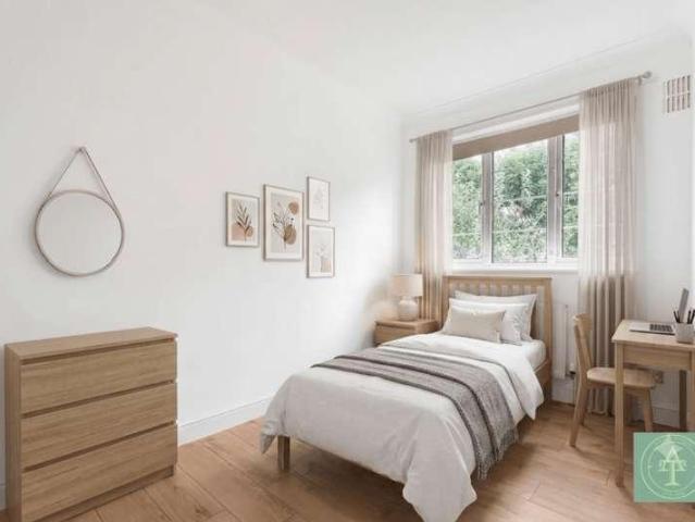 Flat for sale in Cockfosters, Greater London