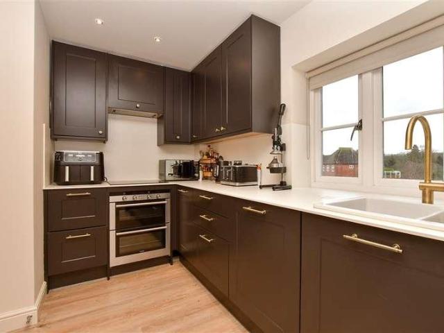 Flat for sale in Red Hill, Surrey
