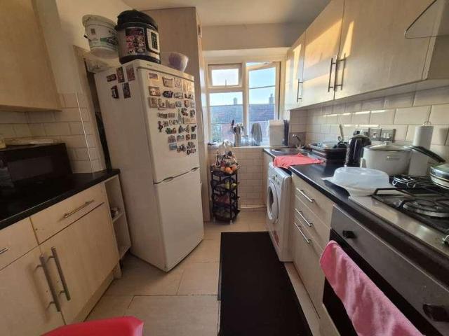 Flat for sale in Furzedown, Greater London