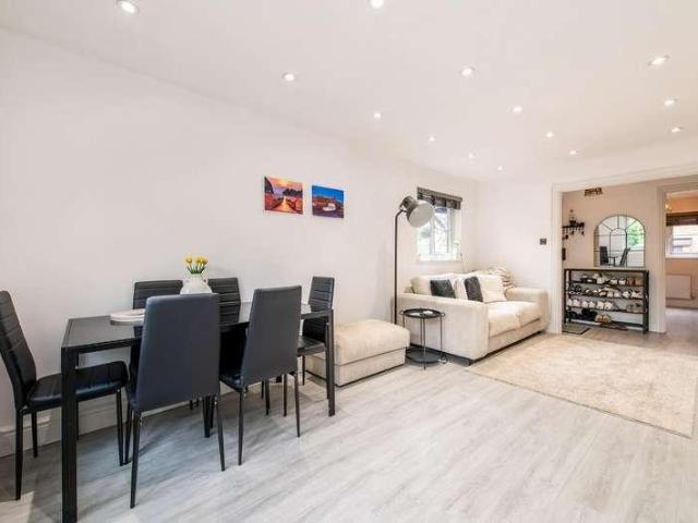 Flat for sale in Worcester Park Estate, Monks Orchard