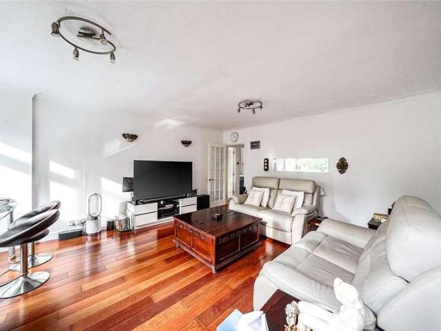 Flat for sale in Surbiton, Greater London