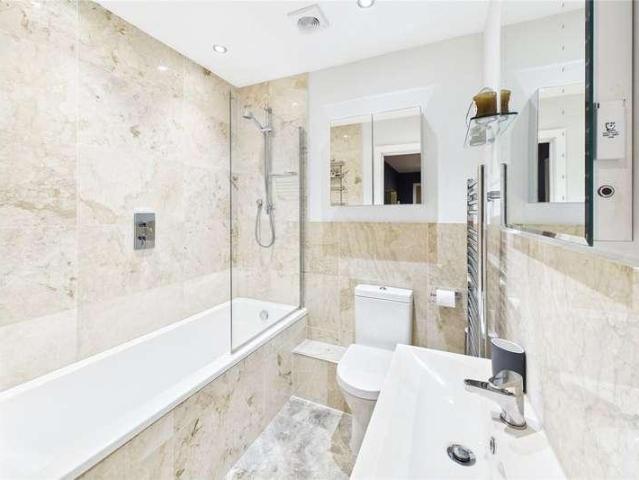 Flat for sale in Streatham Hill, Greater London