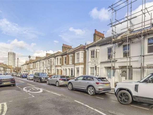 Flat for sale in Fulham, Sands End
