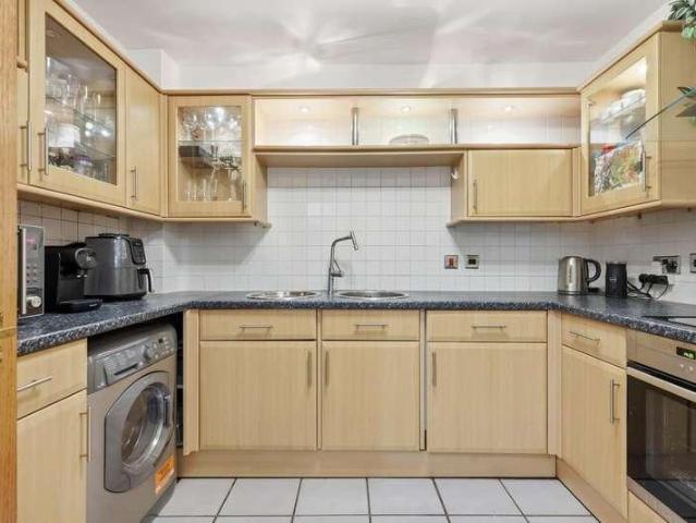 Flat for sale in Snaresbrook, Greater London