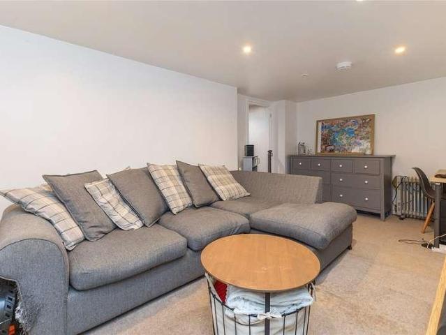 Flat for sale in Fole, Surrey