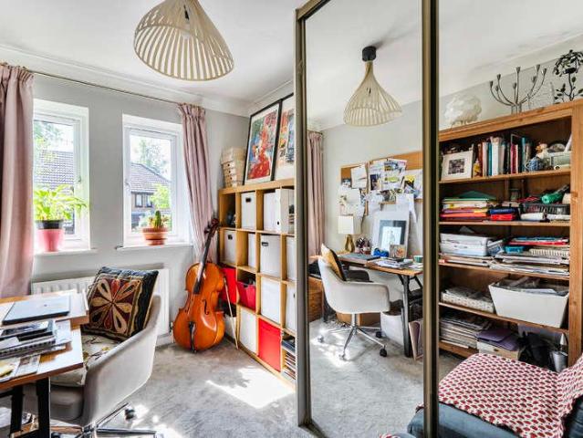 Flat for sale in Leatherhead, Mole Valley