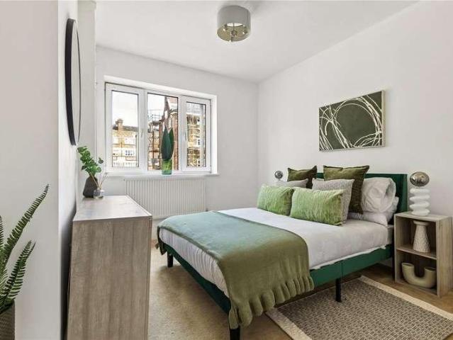 Flat for sale in Tooting Graveney, Greater London