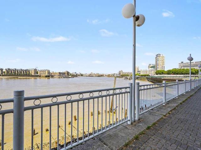 Flat for sale in Canary Wharf, Greater London