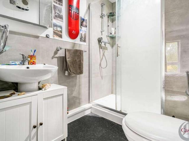 Flat for sale in London Borough of Hackney, Greater London