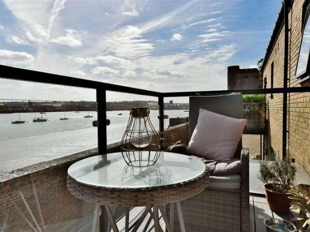 Flat for sale in Frindsbury