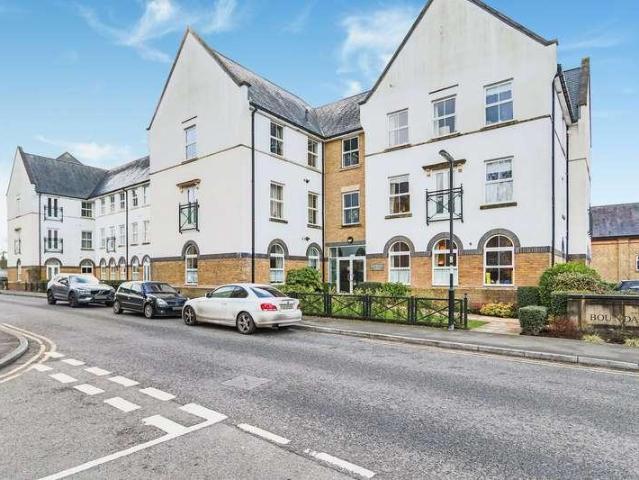 Flat for sale in Caterham on the Hill, Hillview