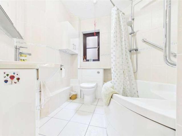 Flat for sale in Pangbourne, West Berkshire