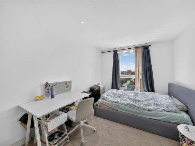 Flat for sale in Vauxhall, Greater London