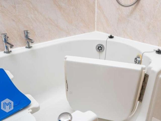 Flat for sale in Bradshaw, Lee Bank
