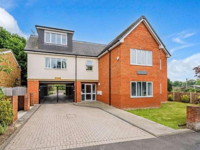 Flat for sale in Hillview, Surrey