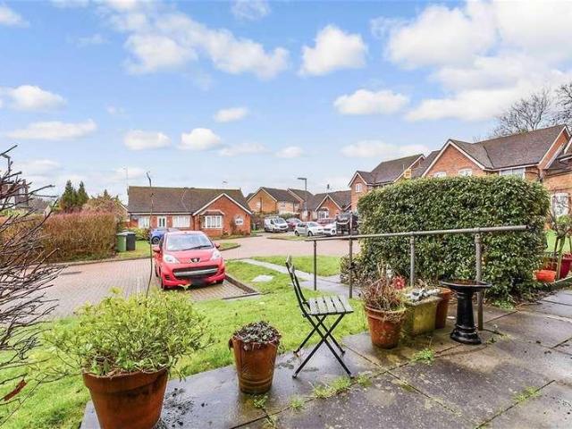 Flat for sale in Tattenham Corner, Red Hill