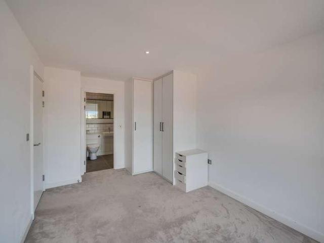 Flat for sale in Colindale, Greater London