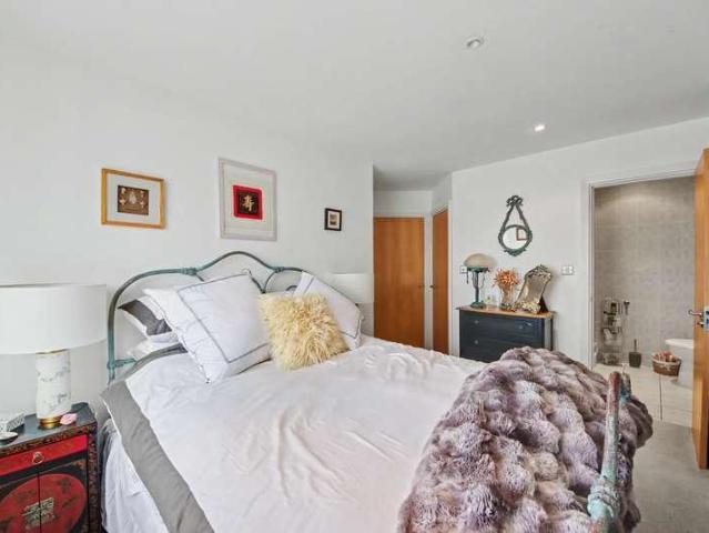 Flat for sale in Salford Quays, Salford