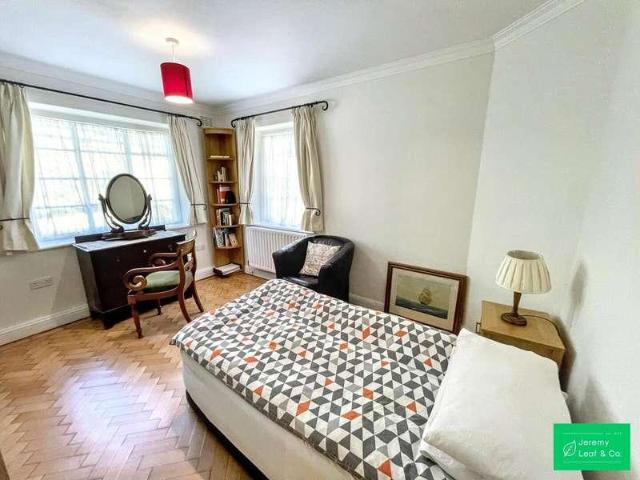 Flat for sale in Finchley, Greater London