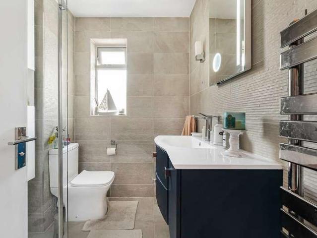 Flat for sale in Fole, Surrey