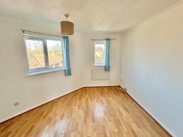 Flat for sale in Grays, Essex