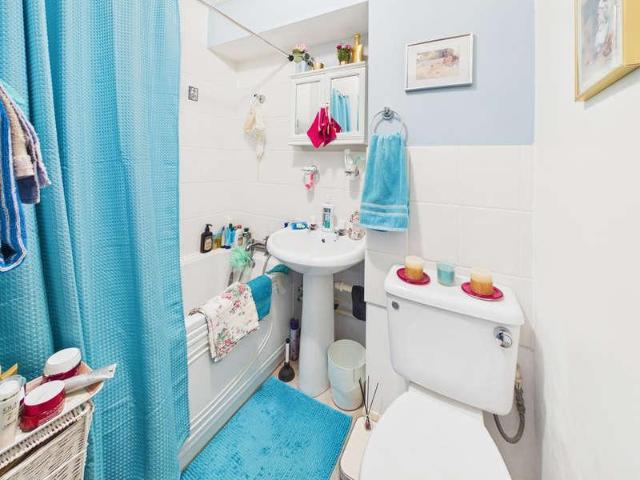 Flat for sale in Roffey, Horsham