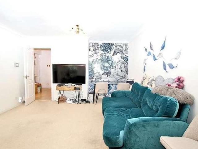 Flat for sale in Woking, Surrey