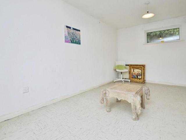 Flat for sale in E15, London