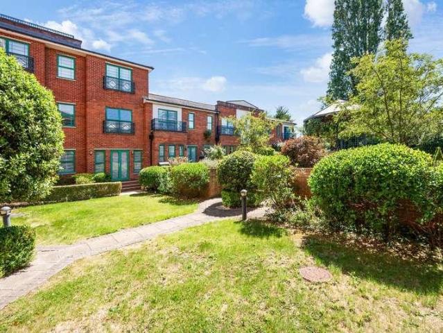 Flat for sale in Worcester Park, Greater London