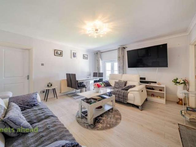 Flat for sale in London Borough of Croydon, Shirley