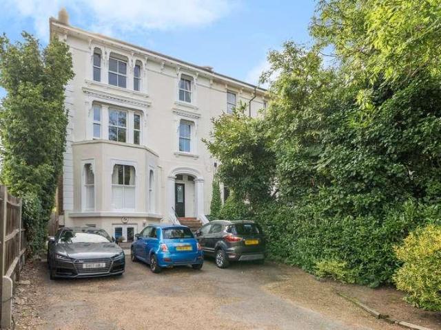 Flat for sale in Surbiton, Surbiton