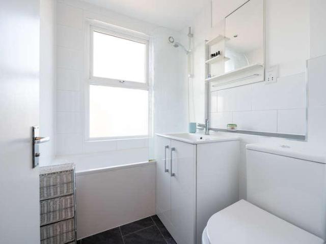 Flat for sale in Earlsfield, Greater London