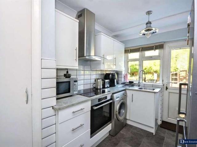 Flat for sale in Gidea Park, Greater London